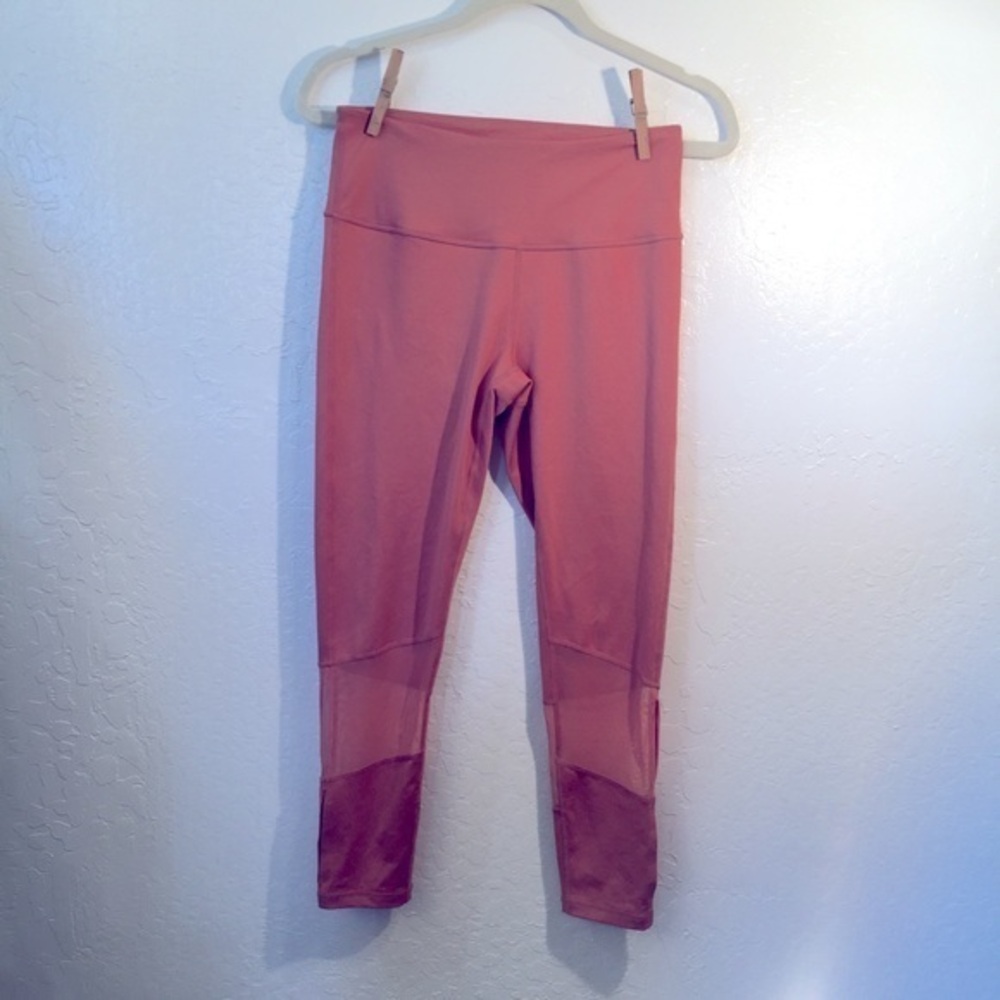 ZELLA Crop workout leggings w mesh at bottoms